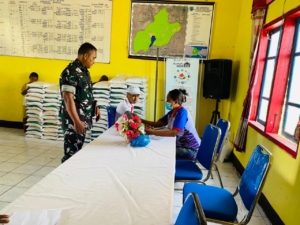 Babinsa Aesesa Selatan Dampingi Penyaluran Bantuan Pangan dan BLT di Desa Rendu Butowe