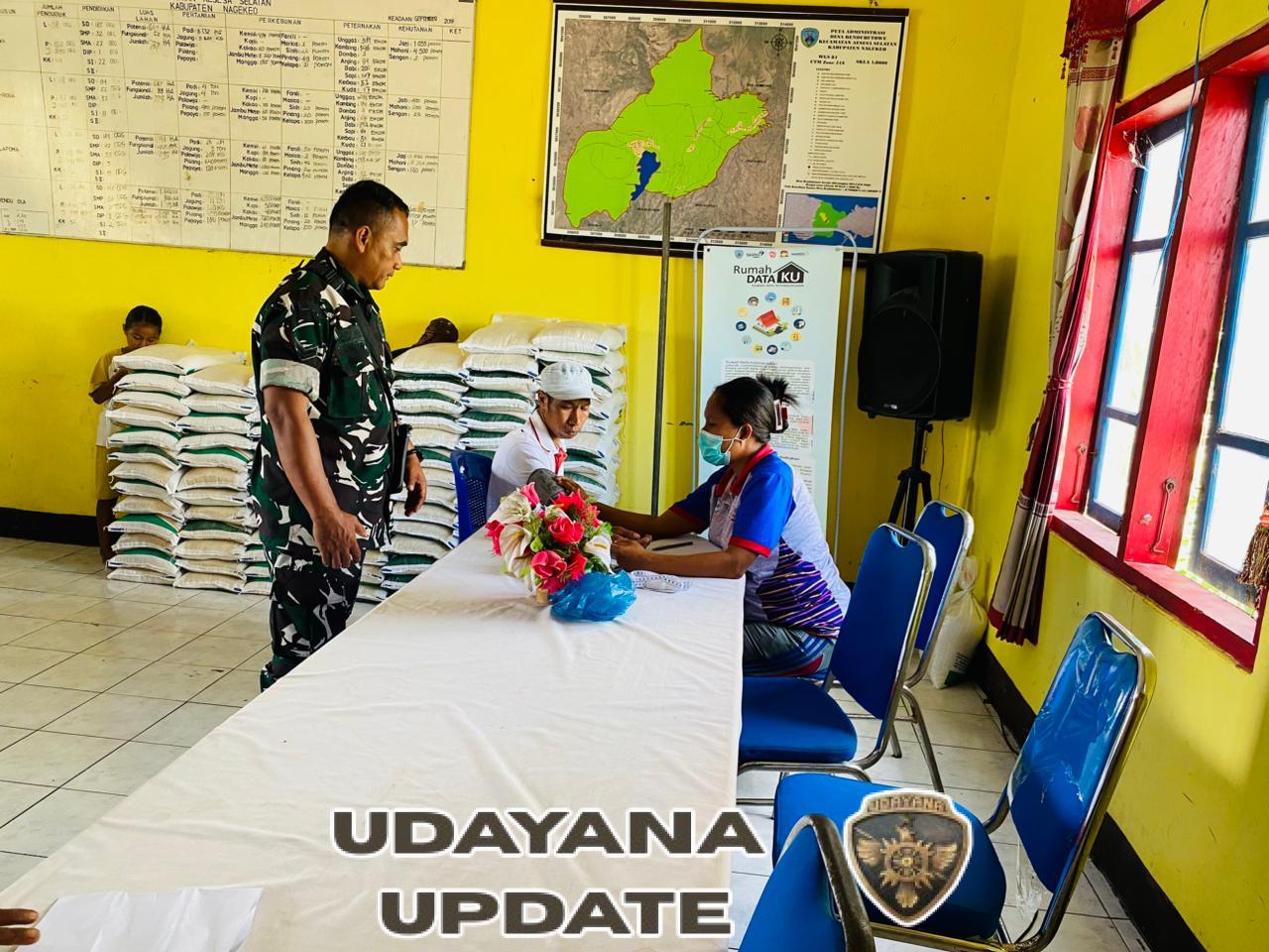 Babinsa Aesesa Selatan Dampingi Penyaluran Bantuan Pangan dan BLT di Desa Rendu Butowe