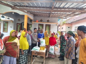 Serka Suhardi Monitoring Penyaluran Bantuan Beras dan Minyak di Desa Risa