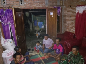 Babinsa Dompu Ronda Malam dan Dampingi Warga Selesaikan Masalah Kekeluargaan