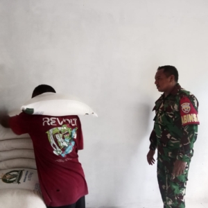 TNI Kawal Penyaluran Bantuan Beras Pemerintah, Warga Desa Rukuramba Merasa Aman dan Nyaman