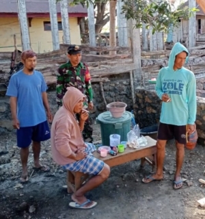 Babinsa Koramil 1614-06/Manggelewa Laksanakan Komsos dan Monitoring Wilayah