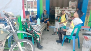 Babinsa Koramil Poto Tano Laksanakan Komsos dan Monitoring Wilayah di Desa Mantar.