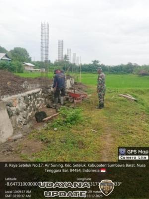 Babinsa Air Suning Awasi Pembangunan KDKMP di Kecamatan Seteluk