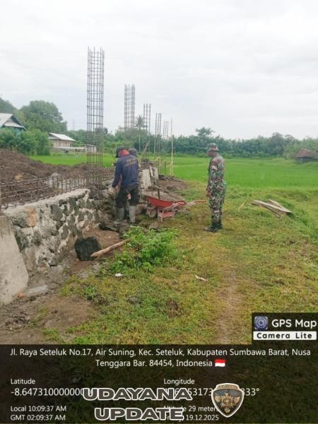 Babinsa Air Suning Awasi Pembangunan KDKMP di Kecamatan Seteluk