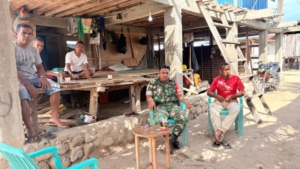 TNI Hadir di Tengah Warga, Babinsa Kotabaru Jaga Kamtibmas Desa Nuanaga