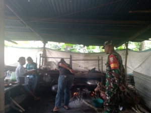 TNI Dampingi Warga, Babinsa Serka Jamrud Bantu Pengerjaan Rabat Jalan Desa Wolomuku