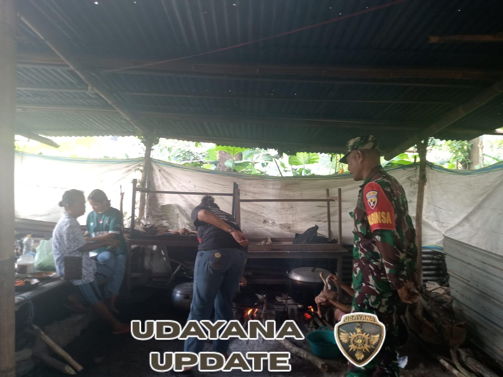 TNI Dampingi Warga, Babinsa Serka Jamrud Bantu Pengerjaan Rabat Jalan Desa Wolomuku