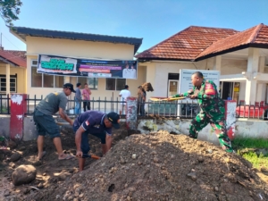 Babinsa dan Kelurahan Pagutan Timur Perkuat Sinergi Lewat Gotong Royong