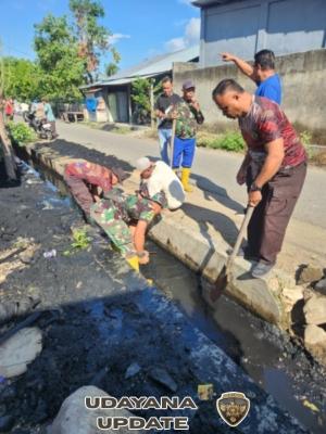 Babinsa Koramil 1612-02/Reok Hadir di Tengah Warga, Jumat Bersih Jadi Ajang Perkuat Kebersamaan di Mata Air