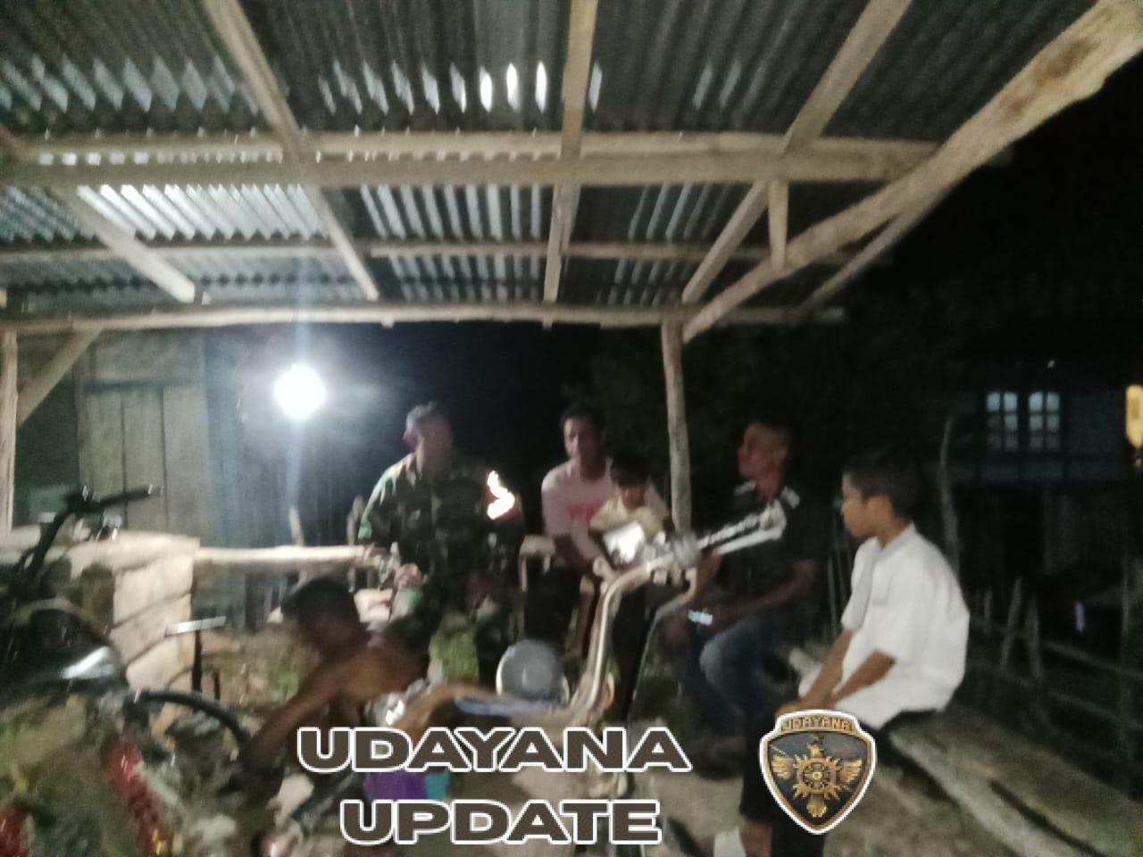 Babinsa Manggelewa Ajak Warga Kongkow-kongko dan Patroli Malam