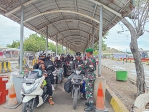 Babinsa Koramil Poto Tano Laksanakan Pengamanan Pelabuhan Penyeberangan