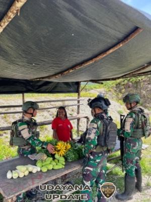 Satgas Yonif 743/PSY Beli Hasil Kebun Mama Papua, Wujud Kasih di Tanah Puncak Jaya