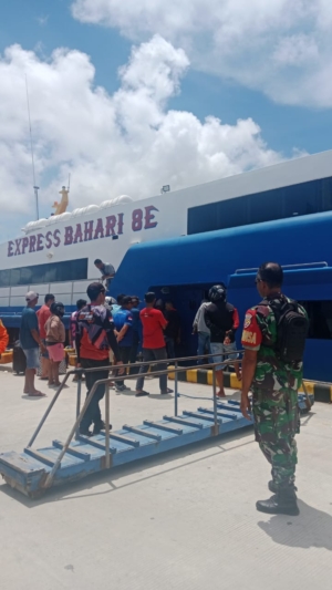 Piket Koramil 1627-01/Baa Pantau Aktivitas Kapal Express Bahari 8E di Pelabuhan Ba’a