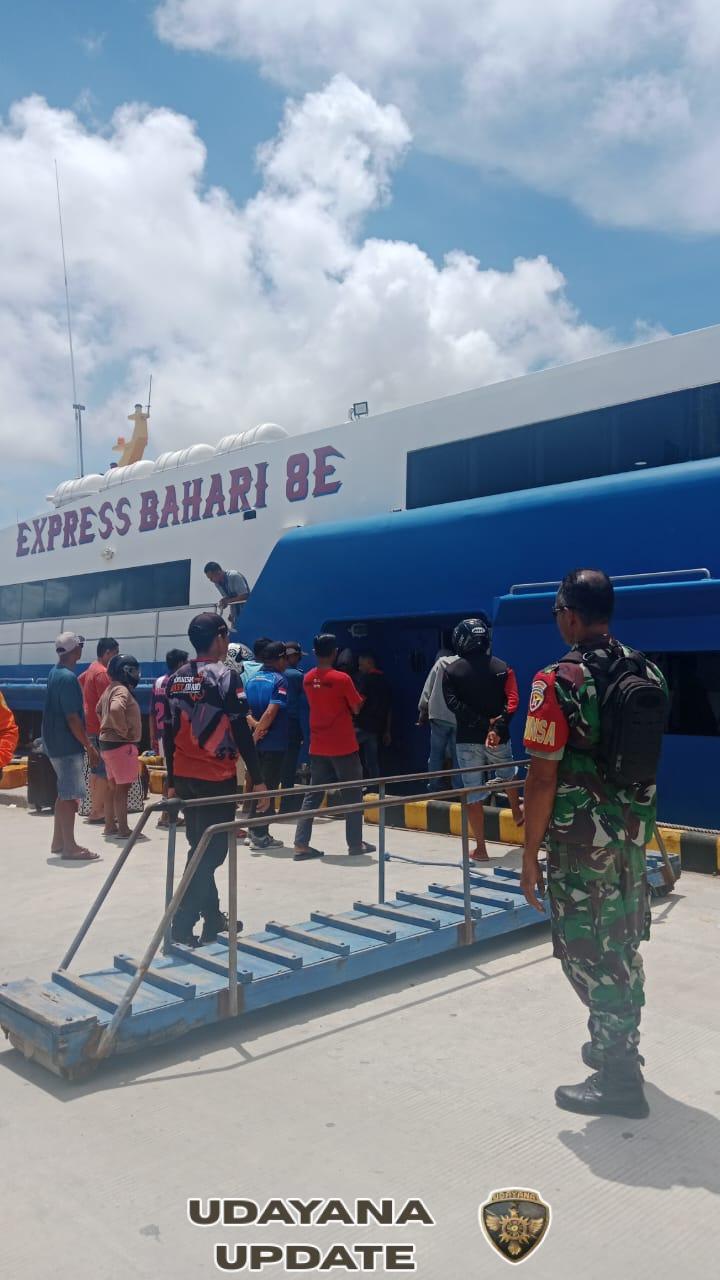 Piket Koramil 1627-01/Baa Pantau Aktivitas Kapal Express Bahari 8E di Pelabuhan Ba’a
