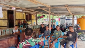 Babinsa Koramil 1627-03/Batutua Laksanakan Komsos dengan Warga Desa Oebatu