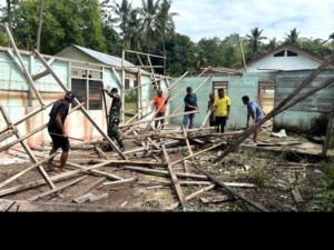 Peduli Keselamatan, Babinsa Karera Bersama Warga Bongkar Kantor Desa Lapuk