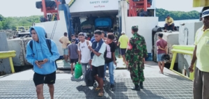 Babinsa Pantai Baru Laksanakan Pengamanan dan Pemantauan Bongkar Muatan Kapal ASDP