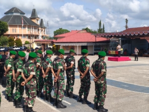 Anggota Kodim 1613/Sumba Barat Ikuti Apel Gelar Pasukan Operasi Lilin Turangga 2025