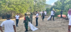 Jaga Kelestarian Alam, Koramil Komodo Bersihkan Pantai Binongko dan Tanam Seribu Pohon