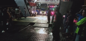 Babinsa Sertu Andri Muskananfola Amankan Aktivitas Kedatangan Kapal di Pelabuhan Pantai Baru
