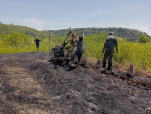 Babinsa Lakukan Pendampingan Hand Traktor di Sawah Milik Warga