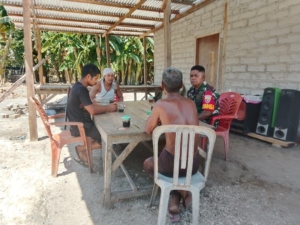 Babinsa Ajak Warga Jaga Keamanan Lewat Komsos di Kecamatan Pantar