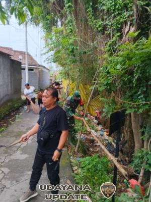 “Babinsa Paket Agung Bersama Warga Gelar Gotong Royong, Wujudkan Lingkungan Bersih dan Sehat