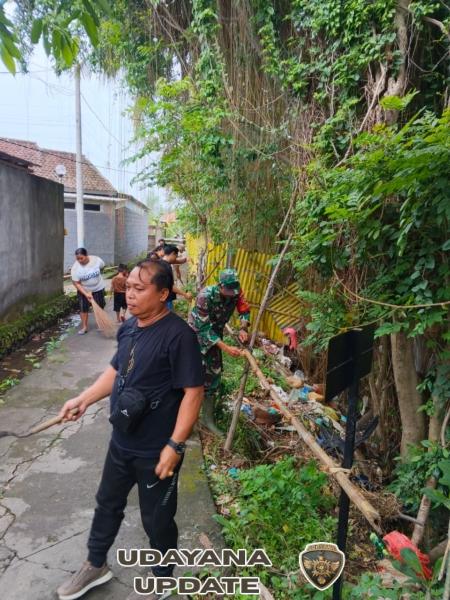 “Babinsa Paket Agung Bersama Warga Gelar Gotong Royong, Wujudkan Lingkungan Bersih dan Sehat