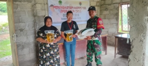 Dukung Program Pemerintah, Babinsa Koramil Bajawa Amankan Pembagian Bansos di Kecamatan Riung