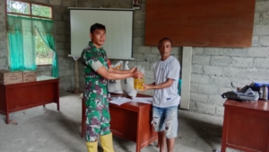 Babinsa Koramil 1625-01/Bajawa Pantau Pembagian Bantuan Beras dan Minyak Goreng di Benteng Tawa II
