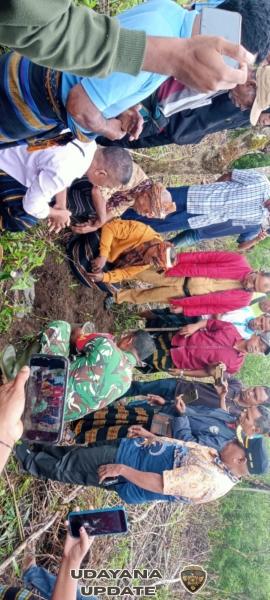 Dukung Pembangunan Ekonomi Desa, Babinsa Koramil Ende Ikut Seremonial Adat KDMP