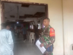 Babinsa Posramil Manubelon Ikut Baptisan Kudus Anak