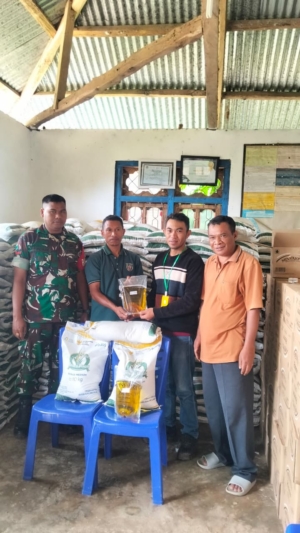 Wujud Kepedulian TNI, Babinsa Dampingi Pembagian Bantuan Pangan untuk Warga Desa Lenang