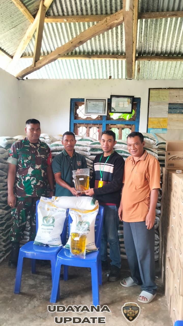 Wujud Kepedulian TNI, Babinsa Dampingi Pembagian Bantuan Pangan untuk Warga Desa Lenang