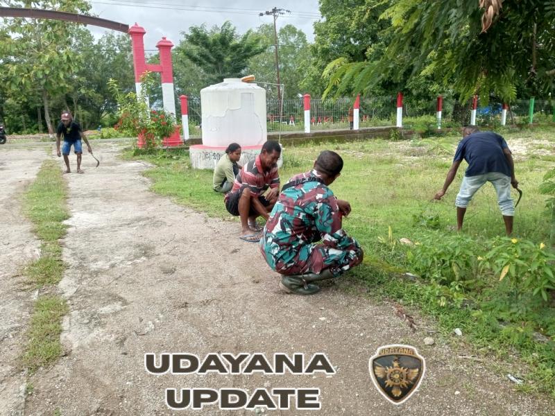 Anggota Satgaster Pos Halibete Bersama Warga Gotong Royong Bersihkan Halaman Kantor Desa