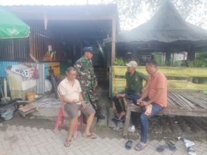 Babinsa Meraran Laksanakan Komsos untuk Pererat Silaturahmi dengan Warga.