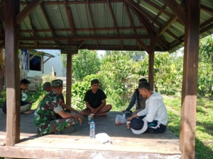 Babinsa Koramil Pekat Pererat Silaturahmi Warga Melalui Komsos