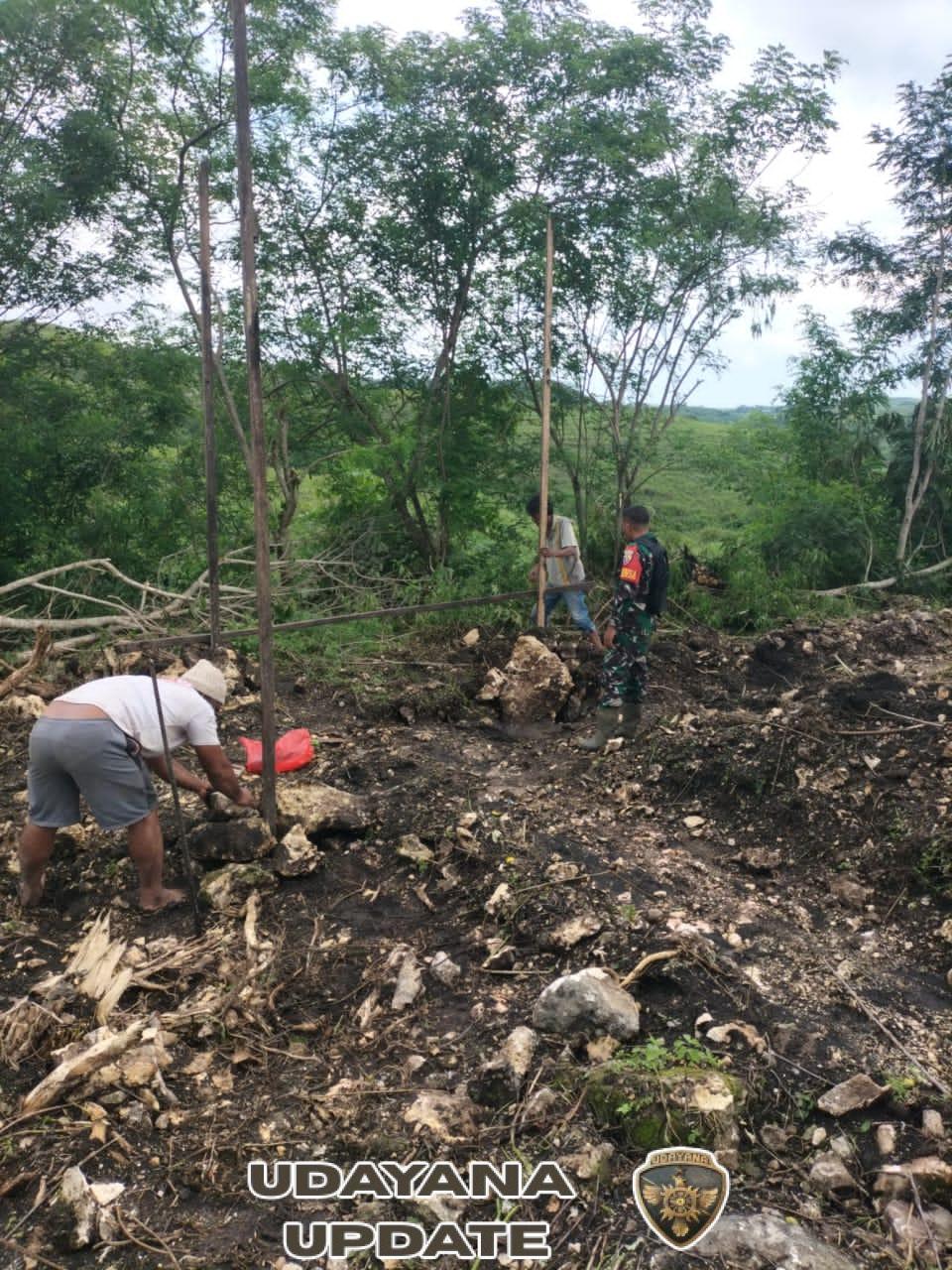 Wujud Kepedulian TNI, Babinsa Waingapu Gotong Royong Pasang Batako Rumah Warga
