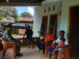 Babinsa Koramil 1627-03/Batutua Laksanakan Komsos dan Monitoring Wilayah di Desa Ingguinak