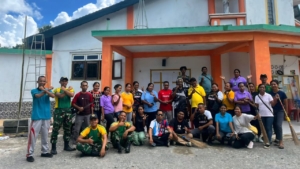 Peduli Rumah Ibadah, Satgas Pamtas Bersihkan Gereja di Atambua Barat