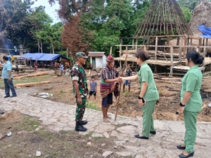 Dandim 1613/Sumba Barat Bersama Persit Sambangi Korban Kebakaran Rumah di Desa Patiala Bawa