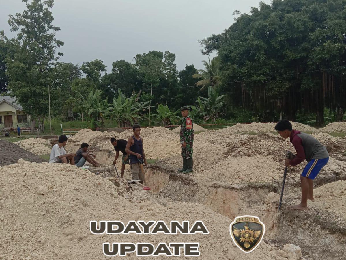 Dukung Perekonomian Warga, Babinsa Kodim 1613/Sumba Barat Awasi Pembangunan Koperasi Desa