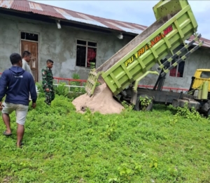 Dukung Perekonomian Desa, Babinsa Kodim 1601/Sumba Timur Dampingi Pembangunan Koperasi