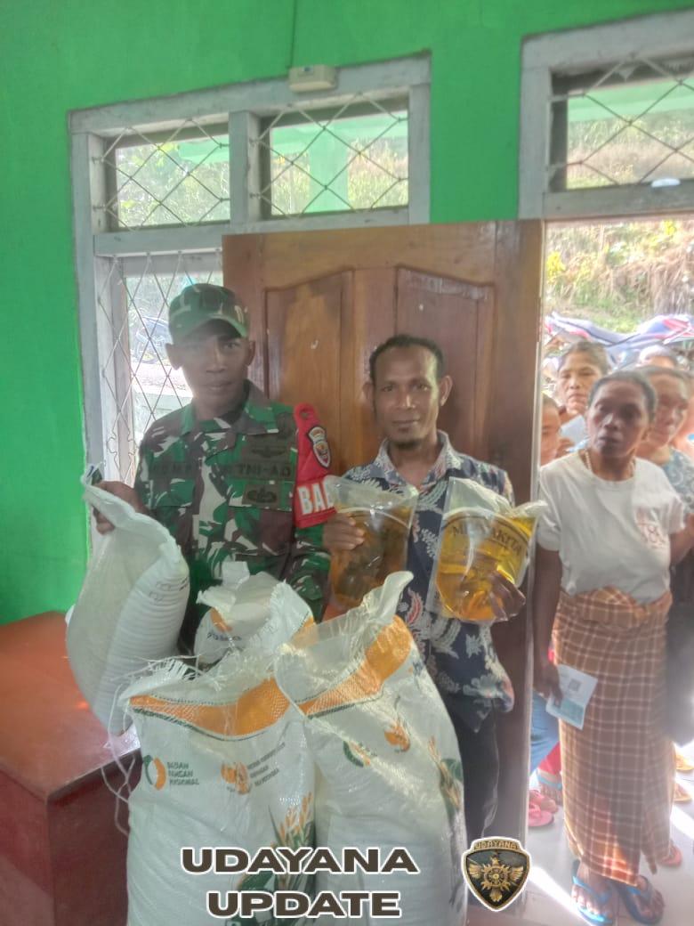 Babinsa Desa Pangga Dampingi Penyaluran Bantuan Pangan Bulog kepada Warga