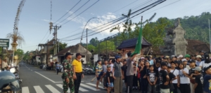 Aparat TNI Polri Di Desa Selisihan Kawal  Semarak HUT STT Ke 16 Yowana Santi Desa Selisihan Dan Hari Ibu ke 97