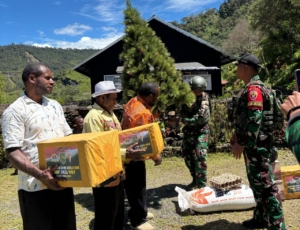 Serentak Sambut Natal, Satgas Yonif 743/PSY Berbagi Kasih di Delapan Gereja Wilayah Papua