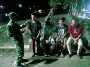 Babinsa Wawo Ajak Masyarakat Bersama Jaga Keamanan Lingkungan