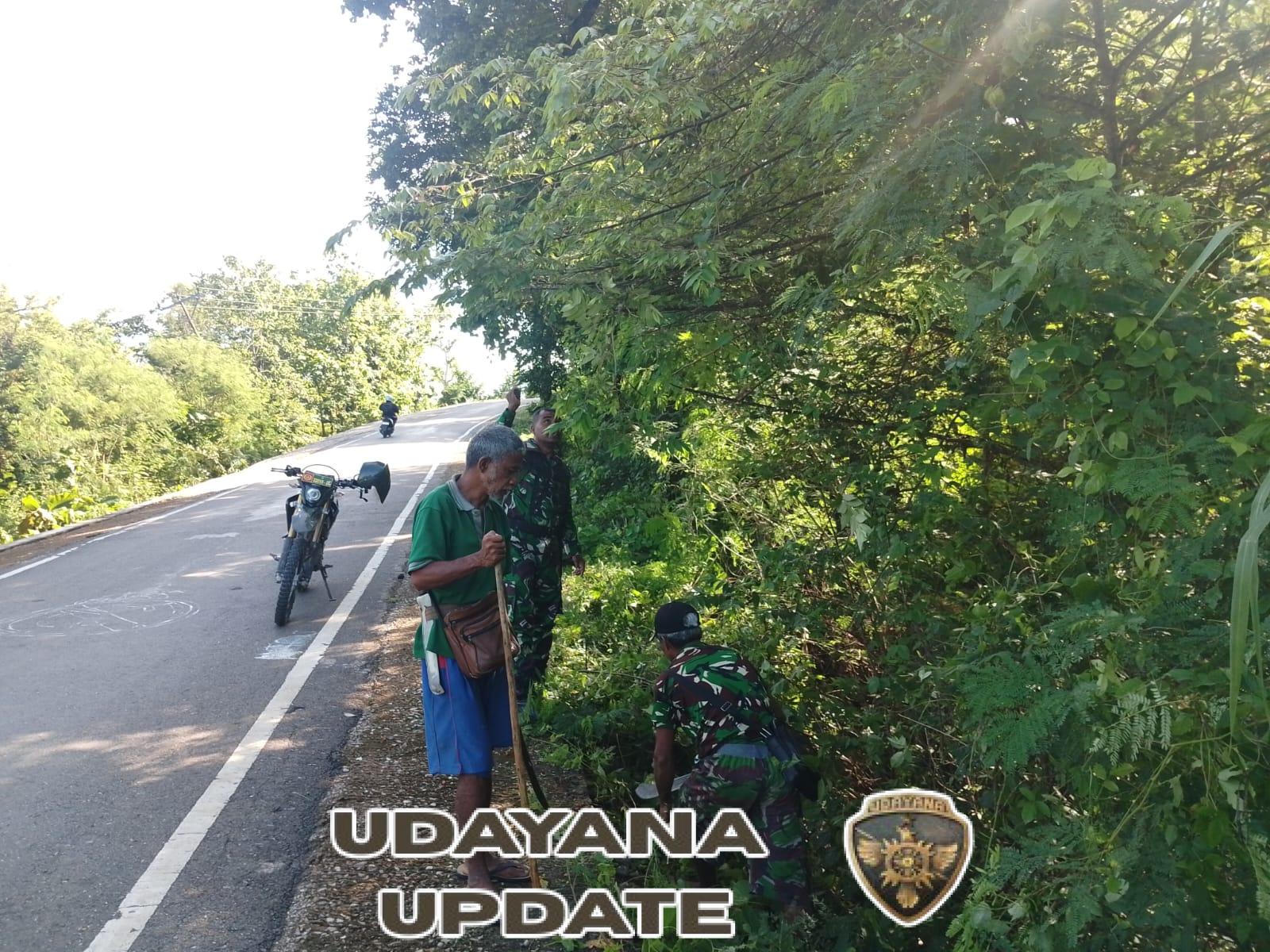 Tumbuhkan Rasa Peduli, Babinsa Bersama Warga Bersihkan Samping Kiri Kanan Jalan