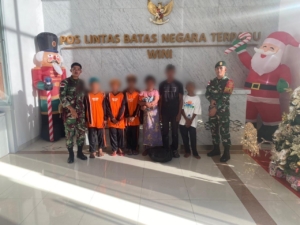 Tegakkan Hukum Perbatasan, Satgas Pamtas Yonarhanud 2 Kostrad Deportasi 8 WNA.